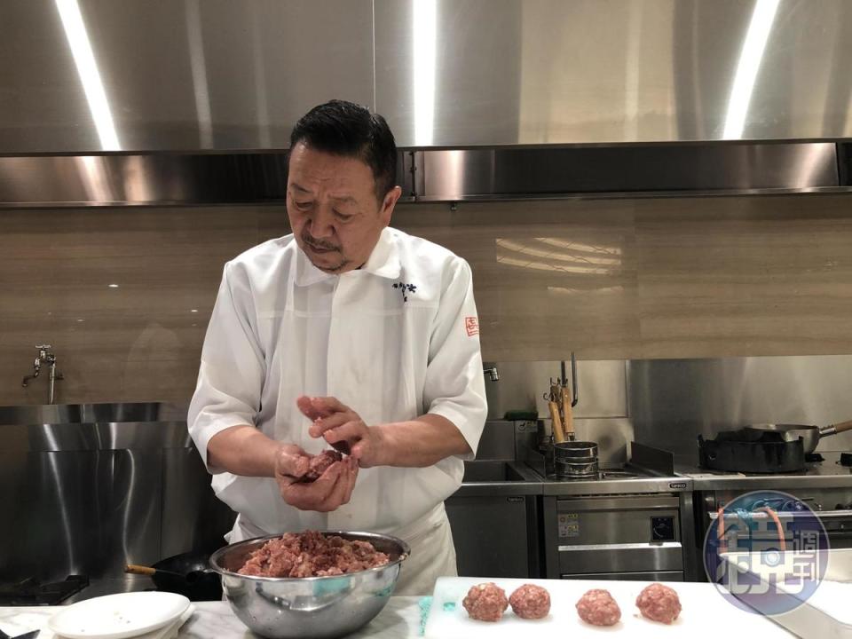 嫻熟日本料理的千葉憲二，將獨門炸肉餅技術打造台灣「金葉名氣餅」。