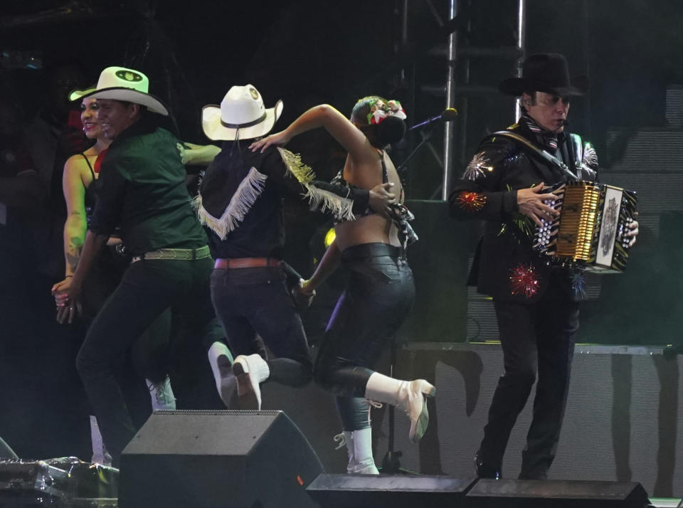 Jorge Hernández de la banda norteña Los Tigres del Norte toca su acordeón durante su concierto del Grito de Independencia en el Zócalo de la Ciudad de México el jueves 15 de septiembre de 2022. (Foto AP/Fernando Llano)