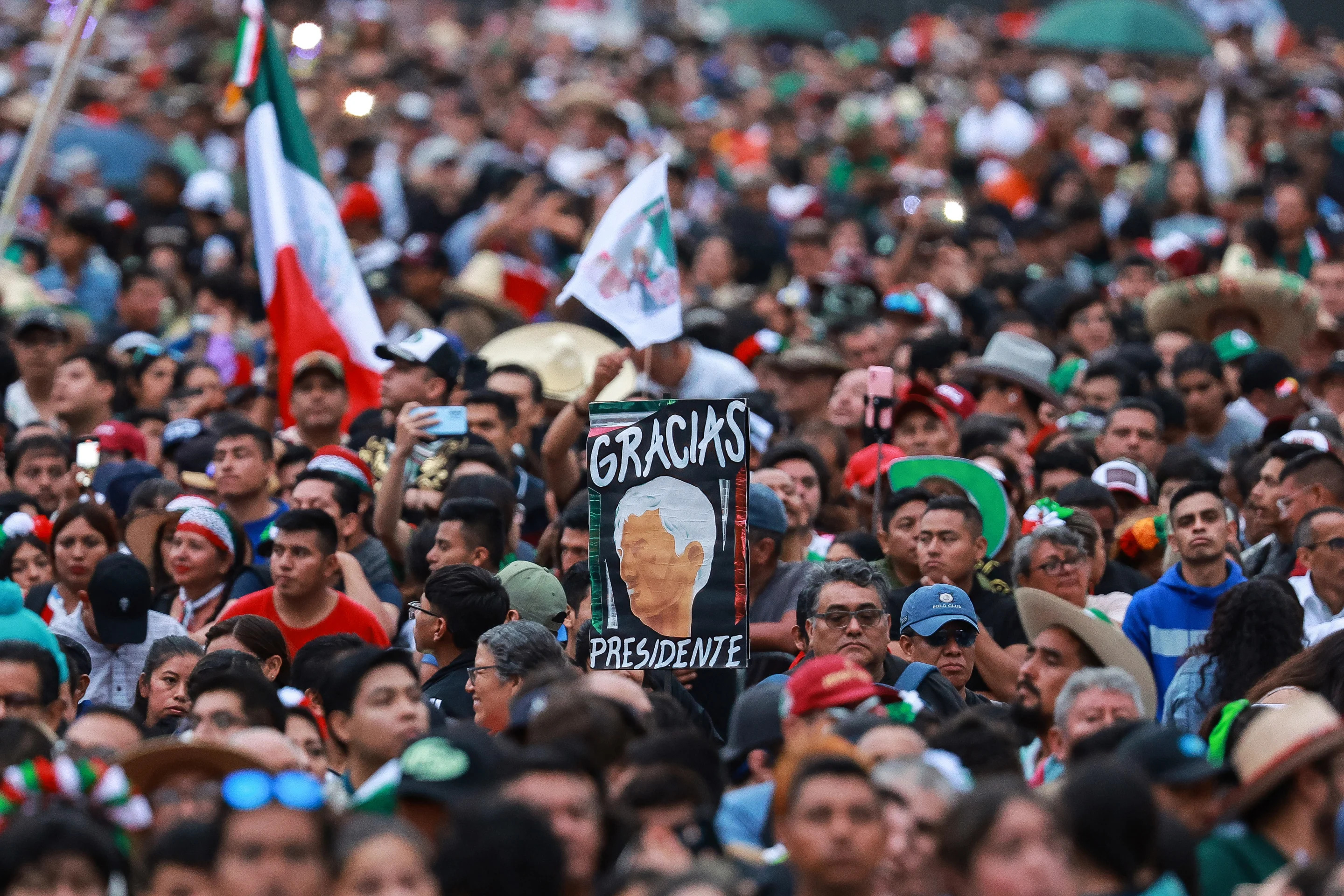 Entre la multitud en el zócalo destaca una pancarta que dice 'Gracias Presidente' con un dibujo de AMLO (Manuel Velasquez/Getty Images)