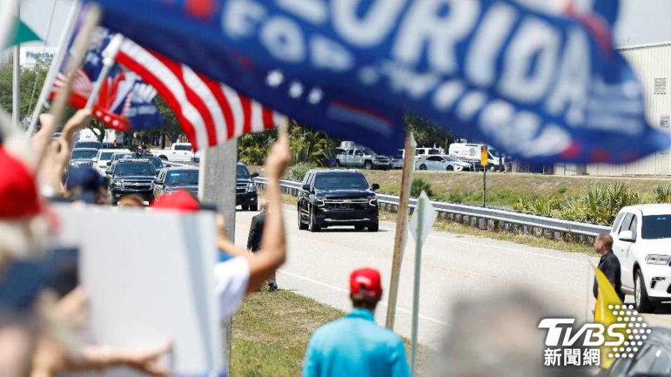 在抵達佛羅里達州的機場前，就可見到路邊有許多川普支持者高舉旗幟。（圖／達志影像路透社）