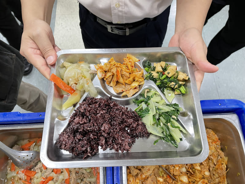 台北市教育局15日宣布，高中職清寒學生午餐補助加碼，從每餐新台幣55元調整至65元。（中央社資料照）