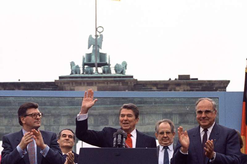 1987年6月12日，時任美國總統雷根在東西柏林交界的布蘭登堡門前發表，呼籲蘇聯最高領導人戈巴契夫「推倒這堵牆」。（AP）