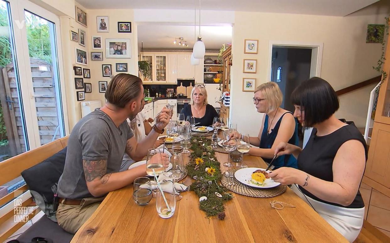 Das Lachstatar mit Mango-Mozzarella-Avocado-Türmchen schmeckt ganz hervorragend, von links: Sascha, Rheila, Gastgeberin Heike, Melina und Sabine.
 (Bild: RTL)