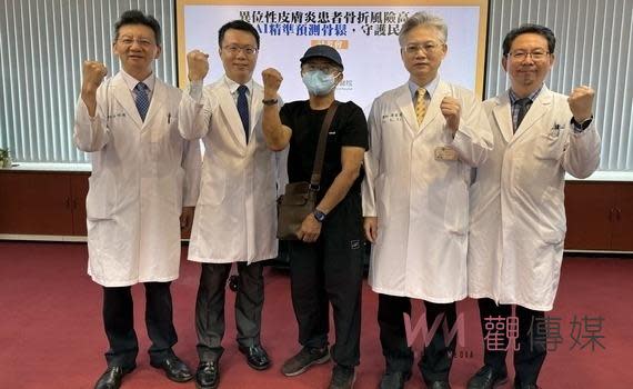 （觀傳媒中彰投新聞）【記者廖妙茜/台中報導】異位性皮膚炎是十分惱人的過敏疾病，由於不斷搔抓引發全身性皮膚紅疹，且表皮破損細菌感染甚至導致皮膚苔癬化，影響外觀甚鉅，對於病人工作、社交上有極大的負面影響，許多研究也指出罹患嚴重異位性皮膚炎的病人易合併憂鬱焦慮等精神疾病，而近日，根據臺中榮民總醫院過敏免疫風濕科研究發現，異位性皮膚炎對銀髮族病人還存在著另一項全球第二大重要流行疾病的風險-骨質疏鬆。