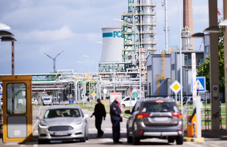 La entrada de la refinería PCK en Schwedt; Alemania tomó el control de dos subsidiarias de la compañía petrolera estatal rusa Rosneft en un intento de asegurar el suministro de energía del país. (Annette Riedl/dpa)