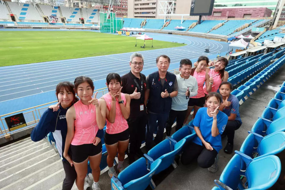 台中運動局長李昱叡（中） 鼓勵高女4×400接力銀牌新民高中（郭運復攝）