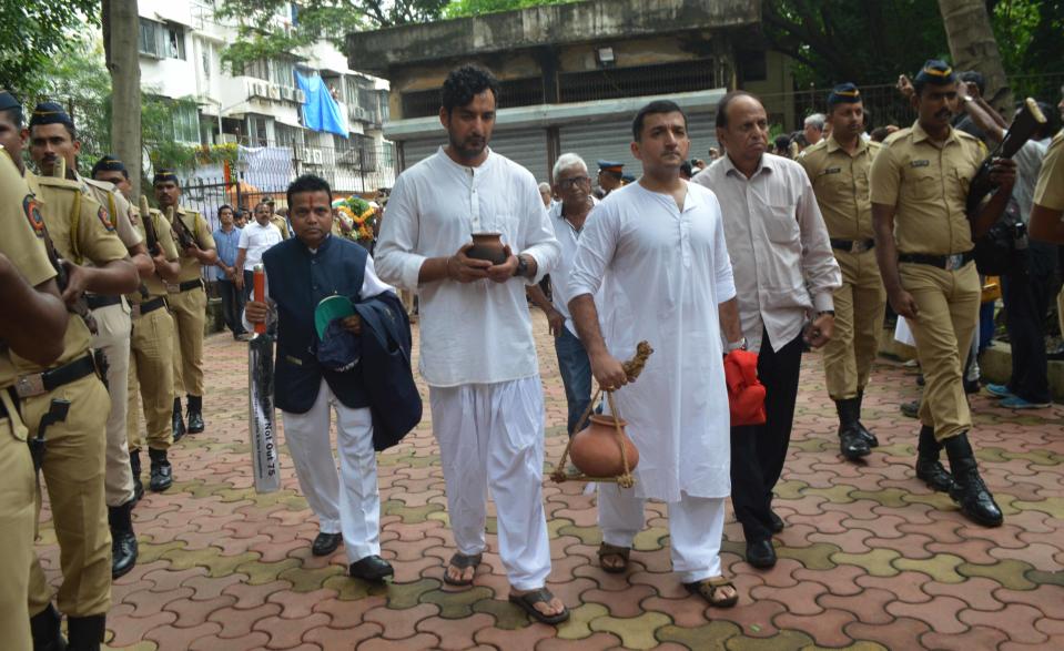 <p>Cricketers and family members pay their last respects to former Indian captain Ajit Wadekar, who passed away after a prolonged illness in Mumbai. </p>