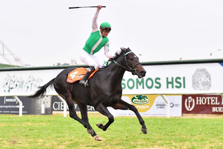 Dark Love, con Eduardo Ortega Pavón, ganó por varios cuerpos el Estrellas Juvenile, en San Isidro