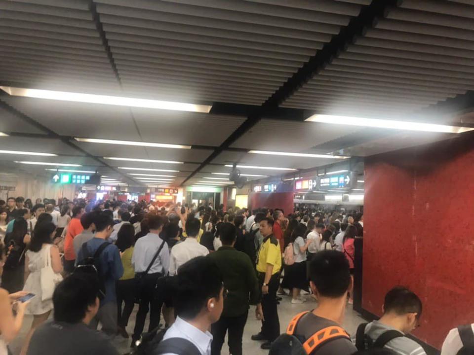 中環站也有不少人潮。擷取自香港突發事故報料區臉書社團
