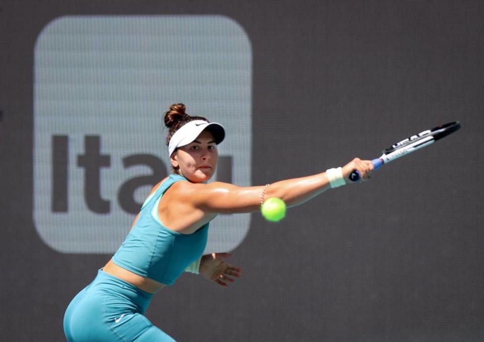 La rumana Bianca Adreescu derrotó 6-4, 6-4 a Sofia Kenin en el partido del Miami Open, celebrado el 26 de marzo de 2023 en el Hard Rock Stadium de Miami Gardens, Florida.