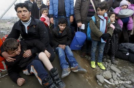 Syrian and Iraqi refugees wait to cross the Greek-Macedonian border February 27, 2016 as the border crossing is briefly reopened near the Greek village of Idomeni. REUTERS/Yannis Behrakis - RTS8AFN