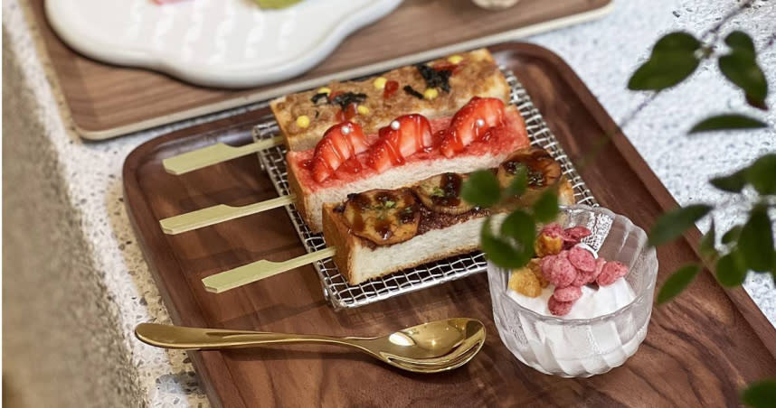 「串串吐司A套餐」包含草莓芭菲、韓式辣子、XO菇菇三種口味，並附有希臘椰奶優格。（220元，圖／Blivin Bakery提供）