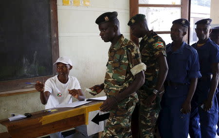 Police and soldiers wait to cast their ballots at a voting station in Burundi's capital Bujumbura during the country's presidential elections, July 21, 2015. REUTERS/Mike Hutchings