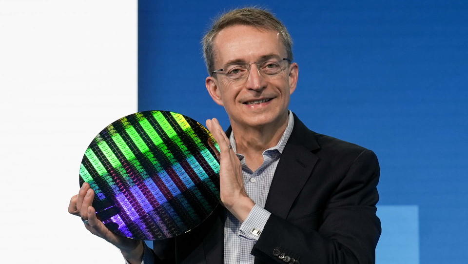  Intel CEO, Pat Gelsinger, with a 18A SRAM test wafer. 