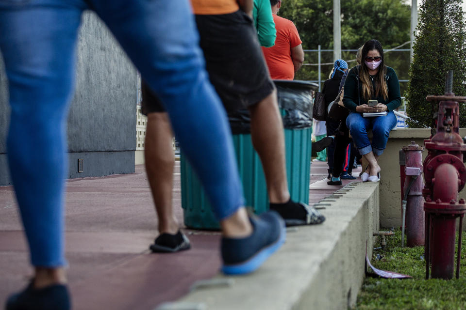 Los electores hacen fila para emitir sus votos en la Biblioteca John F. Kennedy en Hialeah, Florida, la mañana del martes del 3 de noviembre de 2020. (Scott McIntyre/The New York Times)