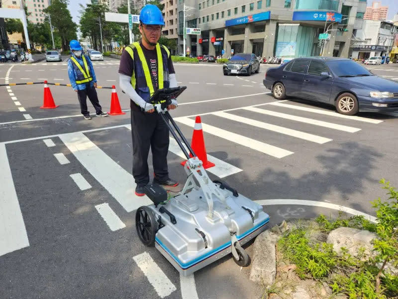 ▲手推式透地雷達現地檢測。（圖／高市府水利局提供）