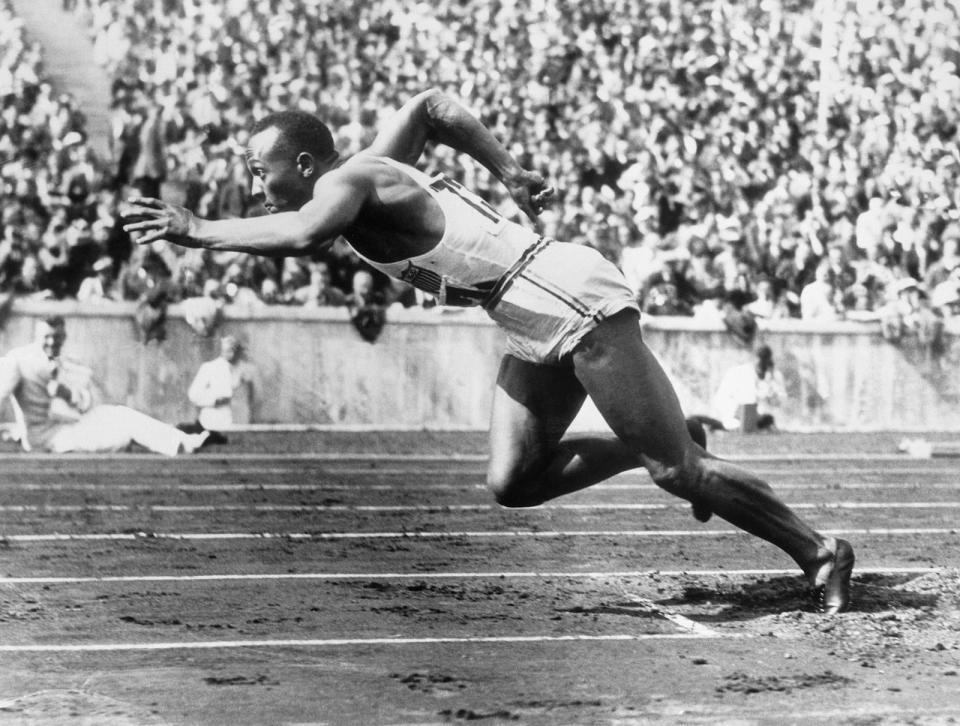 Der US-Amerikaner Jesse Owens gewann bei den Olympischen Spielen 1936 in Berlin vier Goldmedaillen. Während ihm in seiner amerikanischen Heimat die Anerkennung lange verwehrt blieb, gilt er weltweit bis heute als eine der besten Leichtathleten des 20. Jahrhunderts. Owens starb 1980. (Bild: Bettmann / Getty Images)