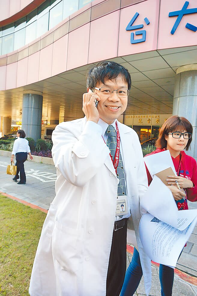 台大婦產科名醫施景中7日在臉書連發2文指出，執政黨至今未提出醫療健保改革亮點，卻被國民黨副總統候選人趙少康一次提出、開出健保給付1點1元的支票，對醫界來說很具吸引力。（本報資料照片）