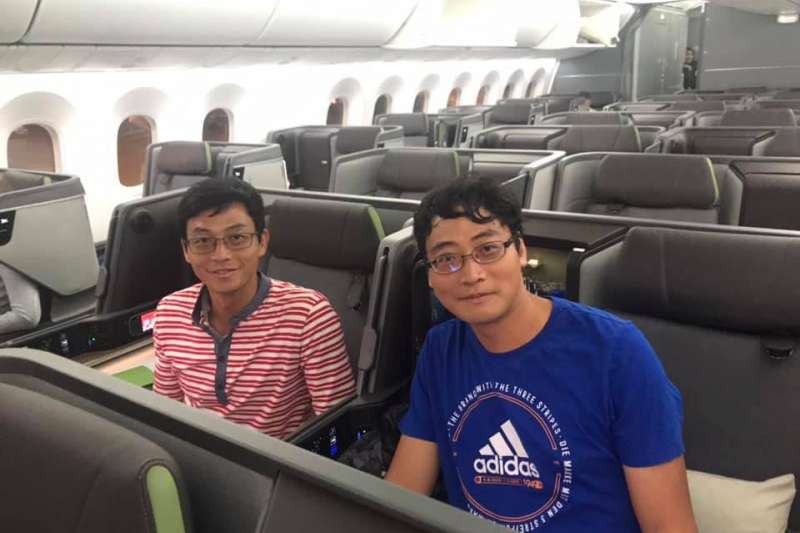 台灣網球好手盧彥勳和哥哥盧威盧於機上合影。（取自盧彥勳臉書）