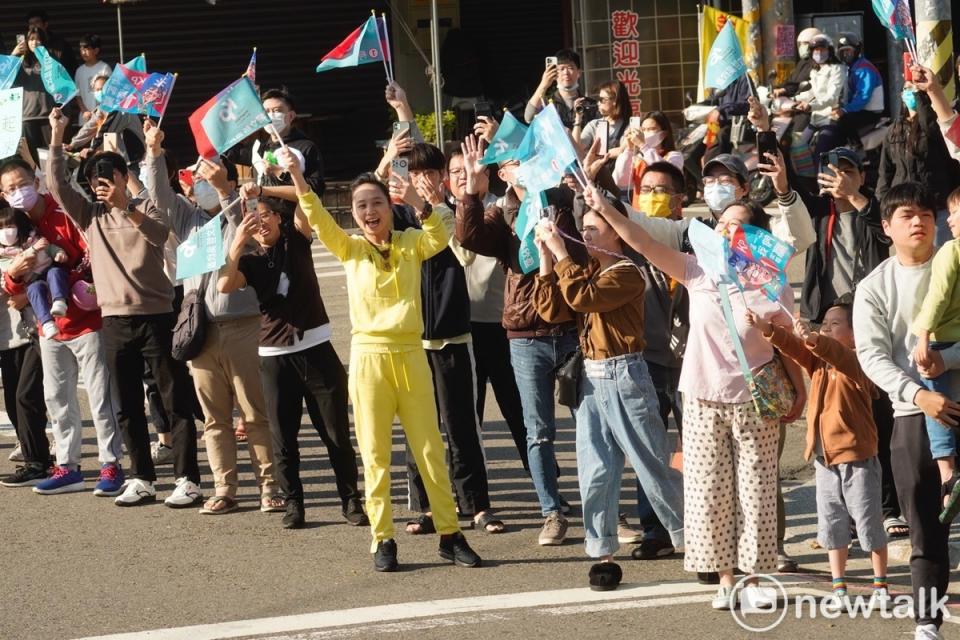 民眾黨總統候選人柯文哲與新竹市長高虹安在台中進行車掃。   圖：張良一 / 攝