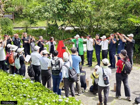 淡蘭國家綠道的跑馬古道和日本宮城大崎･鳴子溫泉步道締結友誼已有六年歷史，日本宮城縣特別組團來臺參加，完成溫泉步道簽訂友誼步道的揭牌儀式和健行活動。（圖：林業保育署宜蘭分署提供）