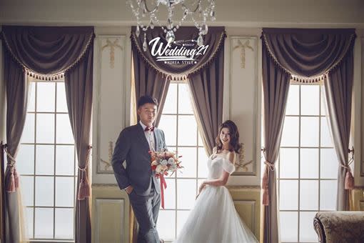 吳丞哲跟陳柏婷拍一整天婚紗，仍精神超好。（圖／翻攝自Wedding21韓式婚紗臉書）