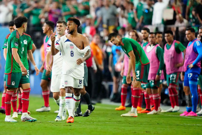 Weston McKennie, con la camiseta totalmente rota, discute con el mexicano Jorge Sánchez, en medio de una trifulca desatada en el segundo tiempo de Estados Unidos - México