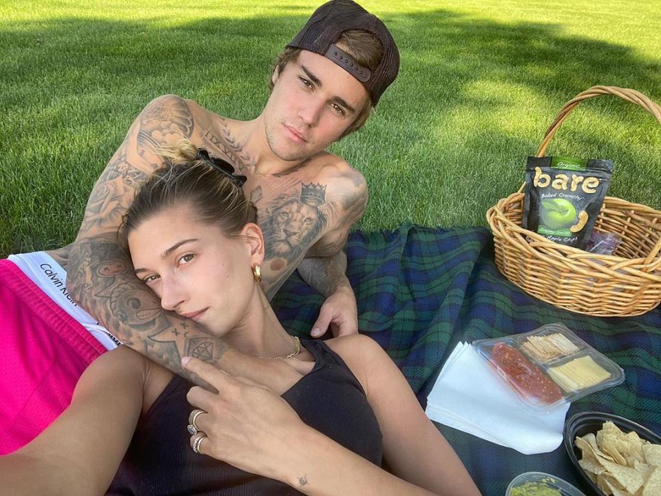 Le "Bieber road trip", comme l’a surnommé le chanteur, se poursuit. Débutée fin juin, la traversée des États-Unis en camping car du couple Justin et Hailey Bieber les a récemment menés dans le Wyoming. L’interprète de <em>Baby</em> en a profité pour faire une halte dans le ranch de Kanye West afin d’apporter un peu de réconfort à son ami en pleine tourmente. © Instagram @justinbieber