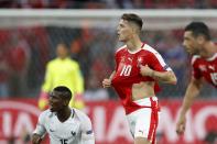 <p>Die Franzosen rissen den Schweizern im EM-Spiel gleich sieben Trikots vom Leib - der Sportartikelhersteller Puma musste daraufhin das Material untersuchen und sich viel Spott gefallen lassen. (Bild: Getty Images) </p>