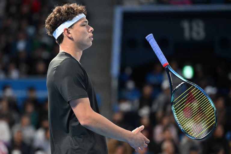 Ben Shelton haciendo acrobacias con su raqueta; ganó, en Tokio, su primer título ATP