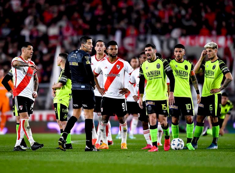 Yael Falcón Pérez, entre gritos y reclamos de unos y otros, en River vs. Barracas Central del año pasado