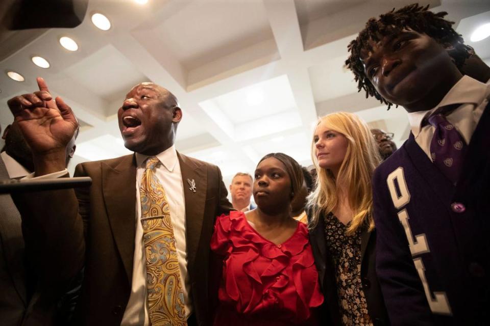 El abogado Ben Crump, a la izquierda, junto a los tres estudiantes de secundaria del Condado León que amenazaron con presentar una demanda contra el gobernador de la Florida, Ron DeSantis, y su administración si prohibían un curso propuesto de Colocación Avanzada sobre Estudios Afroamericanos en las escuelas de la Florida, el miércoles 25 de enero de 2023, en el Capitolio en Tallahassee, Florida.