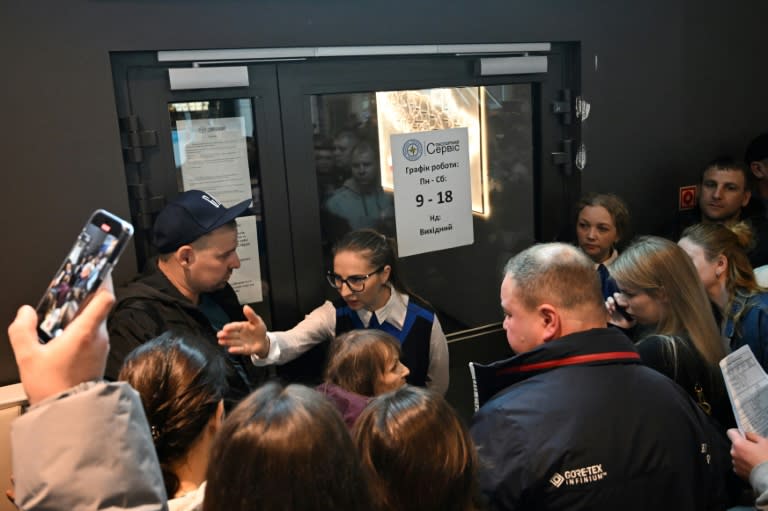 An employee of the passport office talking with Ukrainians who had gathered (Sergei GAPON)