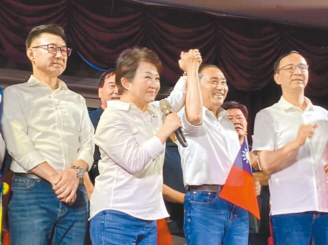 國民黨台中市黨部昨天舉辦「台中盧好 越來越侯」總統與立委參選人聯合造勢，侯友宜跟台中市長盧秀燕合體造勢。（張亦惠攝）