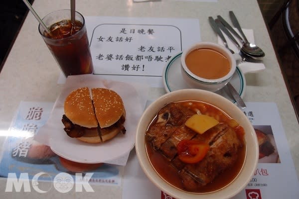 蘭芳園絲襪奶茶、港式吐司和豬扒包皆是供應60多年的老字號早餐，饕客必吃（圖片提供／TripAdvisor）