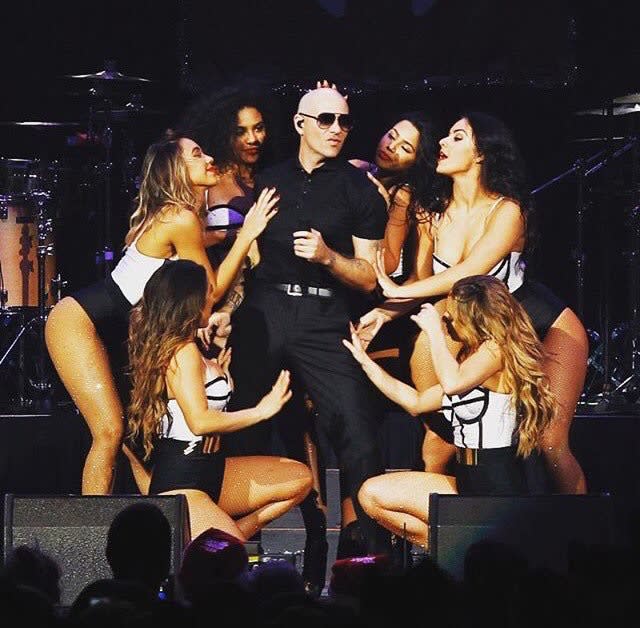 <p>Pitbull es el último latino de la lista con 261,175 boletos vendidos con lo que se coloca en el lugar 95. </p>