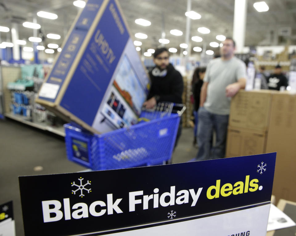 Varias personas hacen sus compras en una sucursal de la cadena minorista Best Buy durante promociones especiales con ocasión del llamado Viernes Negro, el jueves 22 de noviembre de 2018, en Overland Park, Kansas. (AP Foto/Charlie Riedel)