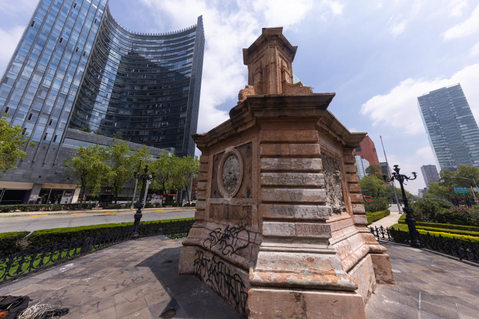 CIUDAD DE MÉXICO: Vista general del pedestal donde se encontraba la estatua de Cristóbal Colón hecha por el escultor francés Charles Cordier, en 1875. (Photo by Hector Vivas/Getty Images)