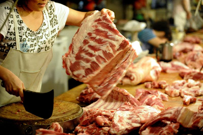 泰國青年食用半熟豬肉，感染寄生蟲送醫治療。（示意圖，東方IC）