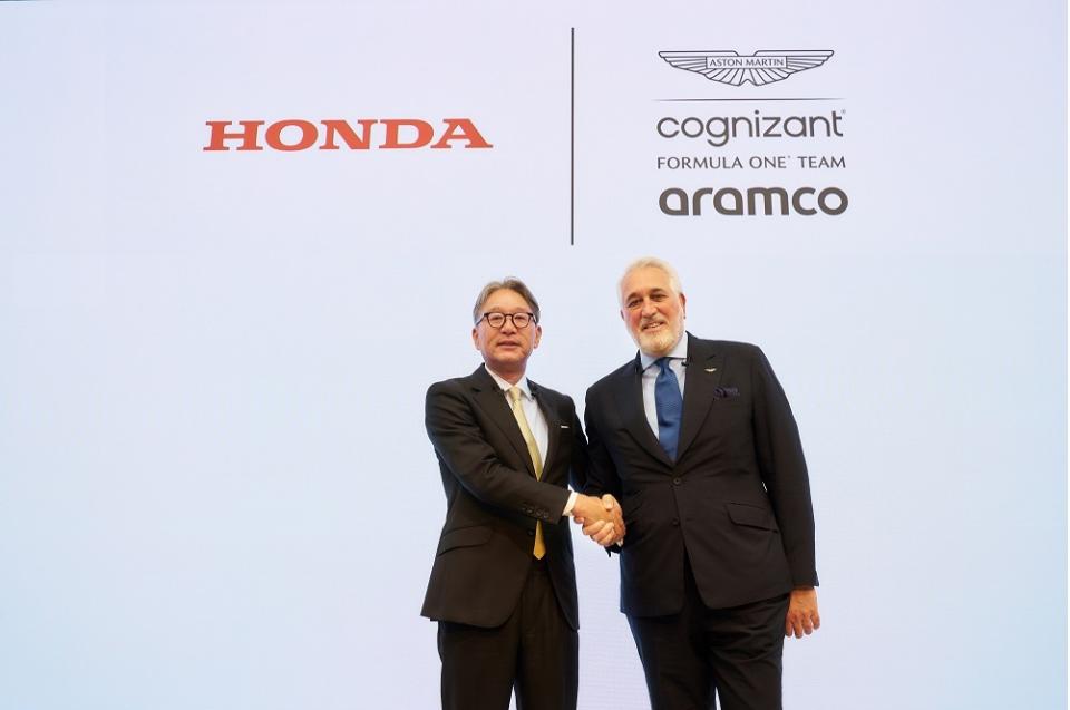Honda社長三部與Aston Martin老闆Stroll在日本東京南青山總公司召開記者會宣佈將於2026年起在F1合作。