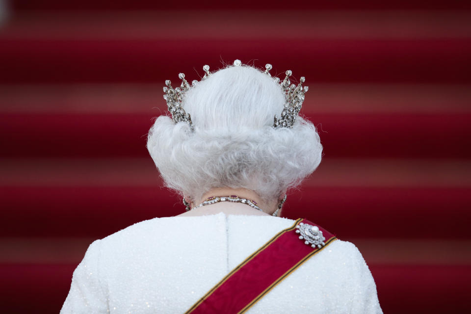 ARCHIVO – La reina Isabel II de Gran Bretaña llega a una cena oficial de estado frente a la residencia del presidente alemán Joachim Gauck en el Palacio de Bellevue en Berlín el 24 de junio de 2015. (Foto AP/Markus Schreiber, archivo)