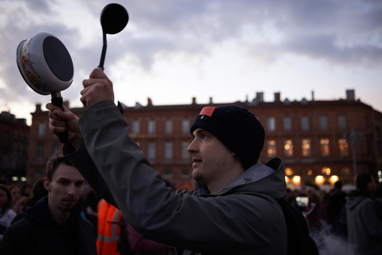 Un manifestant casserole en main, le 17 avril 2023, à Toulouse (Photo by Alain Pitton/NurPhoto via Getty Images)
