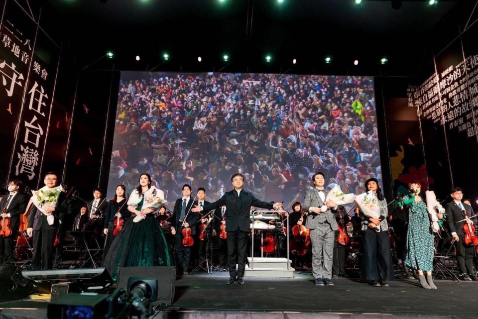 眾歌手應邀為《守住台灣》紀念音樂會演出。   圖：翻攝史哲臉書