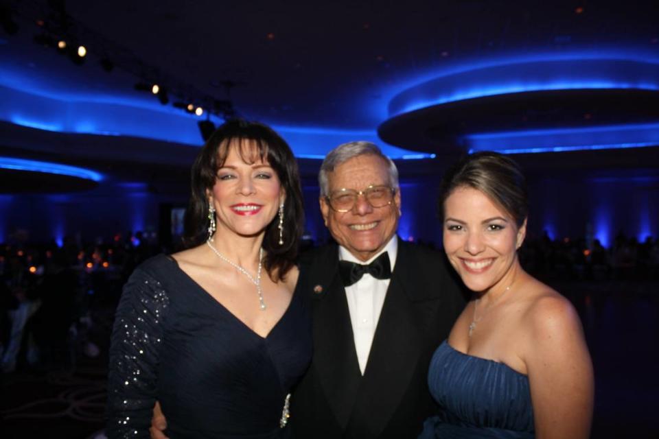 En una foto de archivo sin fecha, el juez Mario P. Goderich posa con la fiscal estatal de Miami-Dade, Katherine Fernández Rundle, a la izquierda, y Sandra Ferrara, ex presidenta del Colegio de Abogados Cubanoamericanos.