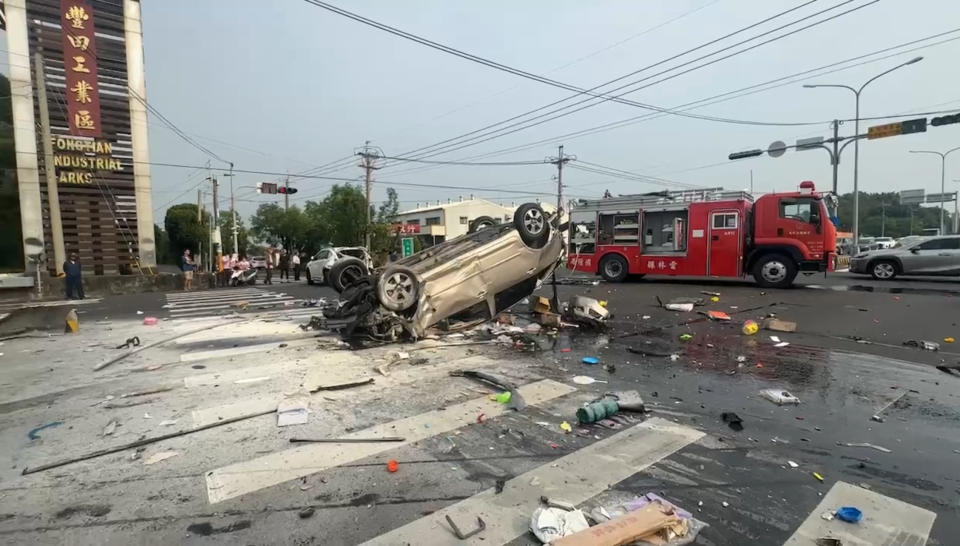 約50歲劉姓男子今早駕駛淺棕色自小客車行經雲林斗南豐田工業區路段時，高速追撞前方車輛後翻滾180度橫躺路口。記者陳苡葳／攝影