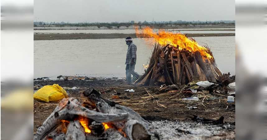 印度死亡人數激增，民眾在河邊準備將遺體火化。（圖／路透社）