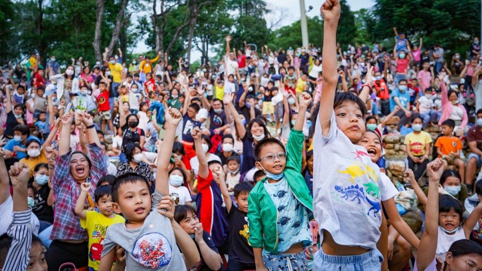 紙風車劇團在清水岩露營區演出，吸引爆滿的觀眾。   圖 : 參山處/提供