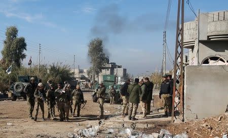 Iraqi rapid response forces gather during a fight with Islamic State militants in Intisar district of eastern Mosul, Iraq, December 22, 2016. REUTERS/Khalid al Mousily