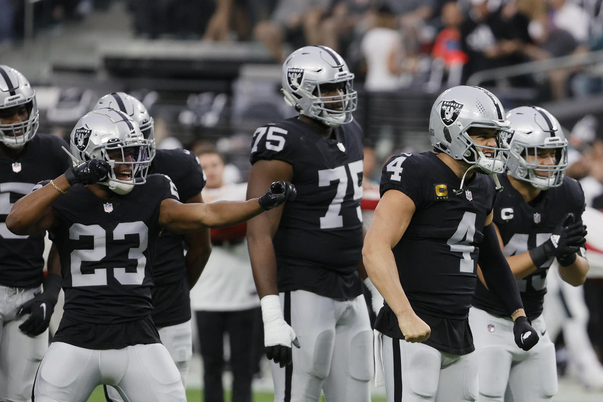 Raiders, Derek Carr roll past Eagles, take 1st in AFC West