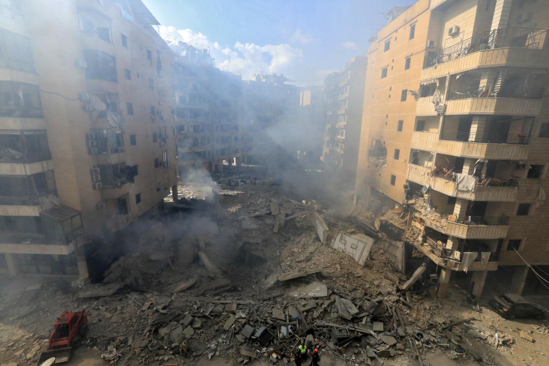 Los rescatistas controlan la destrucción en el lugar de un ataque aéreo israelí nocturno en el suburbio de Shayyah, al sur de Beirut, el 2 de octubre de 2024. Al menos cinco ataques israelíes alcanzaron los suburbios del sur de Beirut a principios del 2 de octubre, dijo una fuente de seguridad libanesa, mientras que el ejército israelí dijo que estaba apuntando a los sitios de Hezbollah y emitió varias órdenes de evacuación. (Foto de AFP) (Foto de -/AFP vía Getty Images)